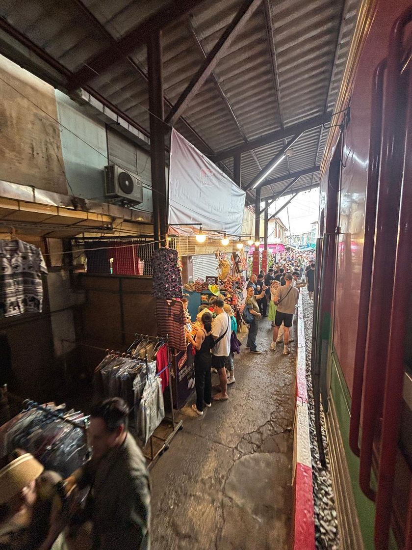 Lugar Maeklong Railway Market