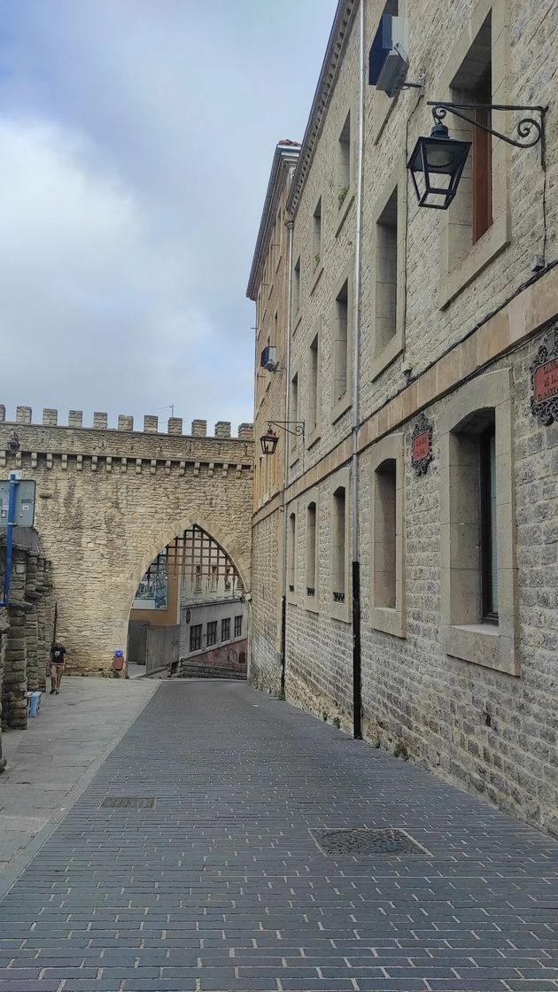 Place Vitoria-Gasteiz city walls