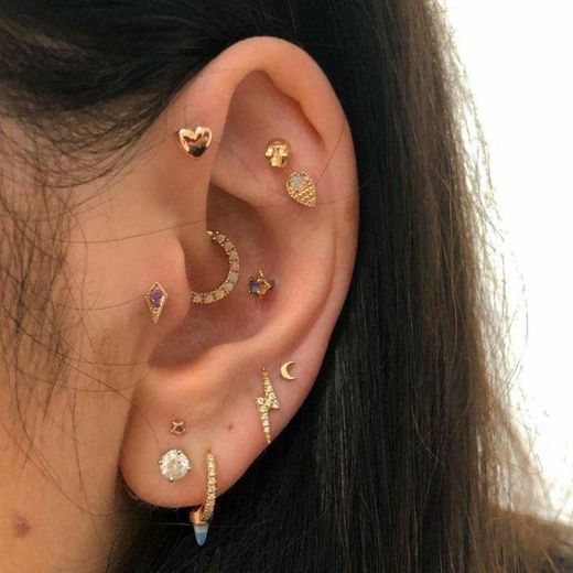 projeto de piercings na orelha- dourado