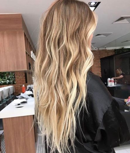 Cabelo com mechas loiras