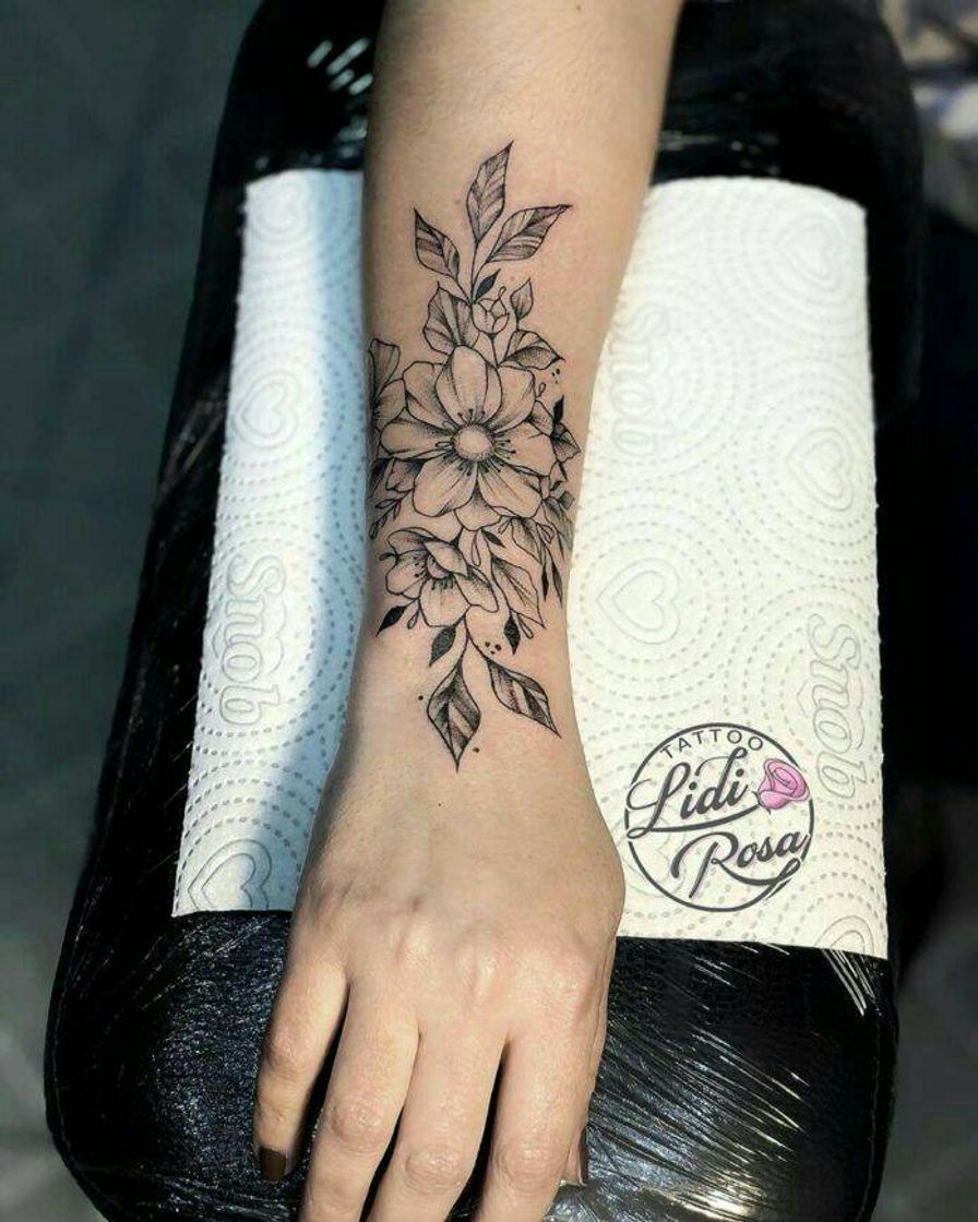 Moda Tatuagens de flor no braço 