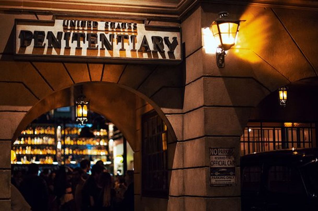 Lugar The Hole Bar - Alcatraz Speakeasy Hidden Bar