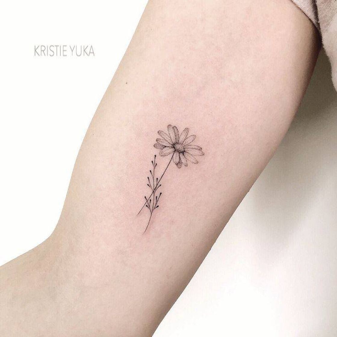 Fashion Tattoo delicada flor fineline.