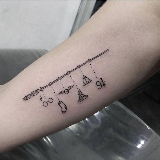 Tattoo delicada pequena Harry Potter