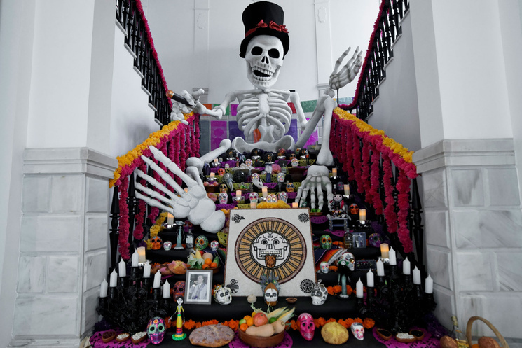 Altar de Muertos en Casa de México 