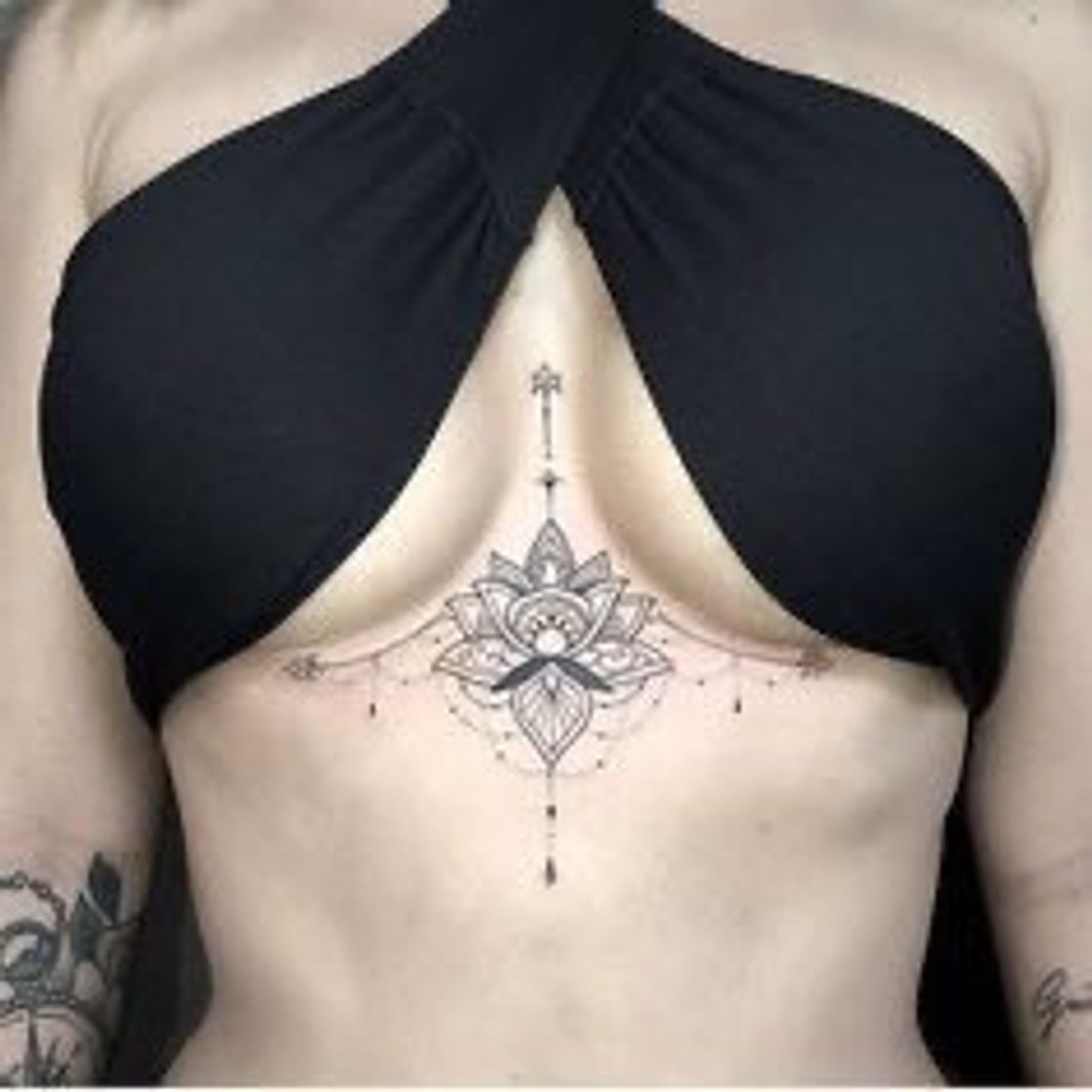 Tattoo entre os seios✨