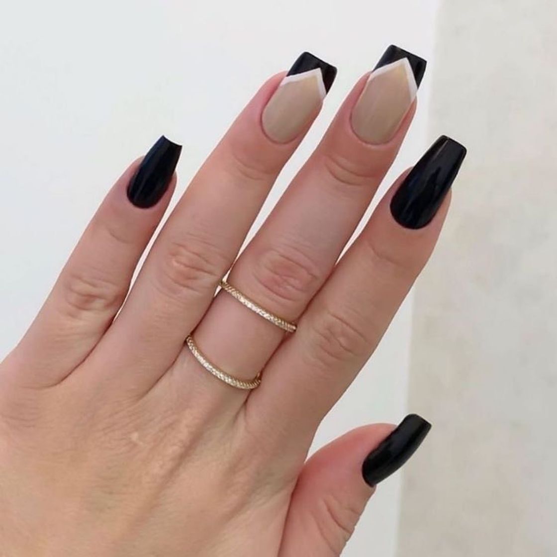 Fashion Unhas em preto e detalhe em francesinha 