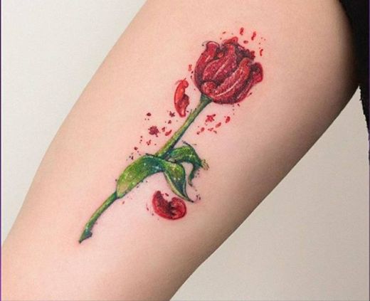 Tatuagem de tulipa em aquarela 😍