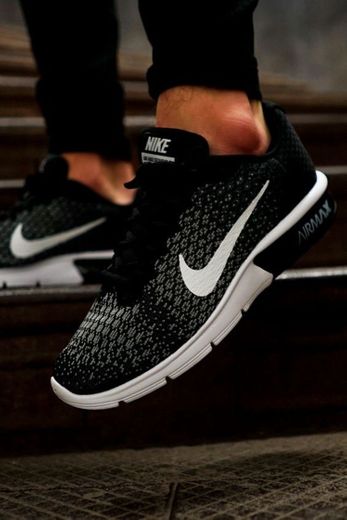 Tênis Nike preto e branco 