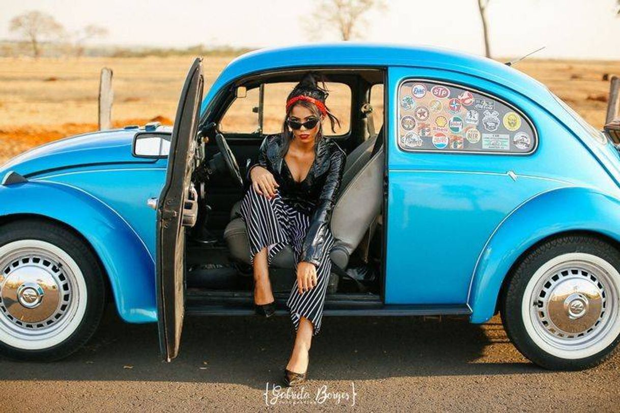 Fashion Essa é para casar, uma linda pose, em um luxuoso carro