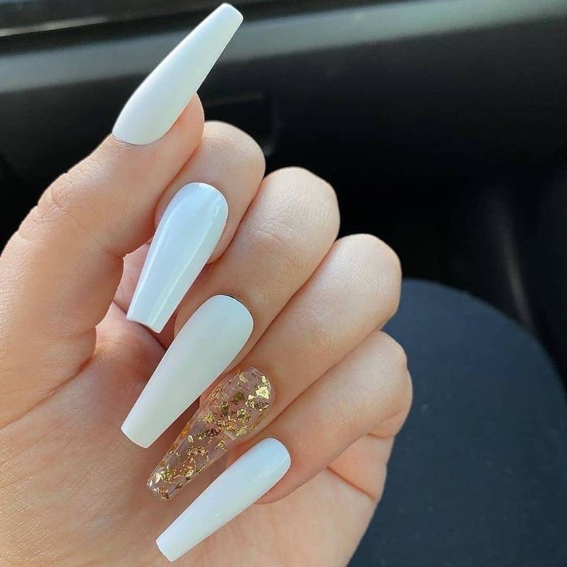 Moda Unhas com um toque dourado 