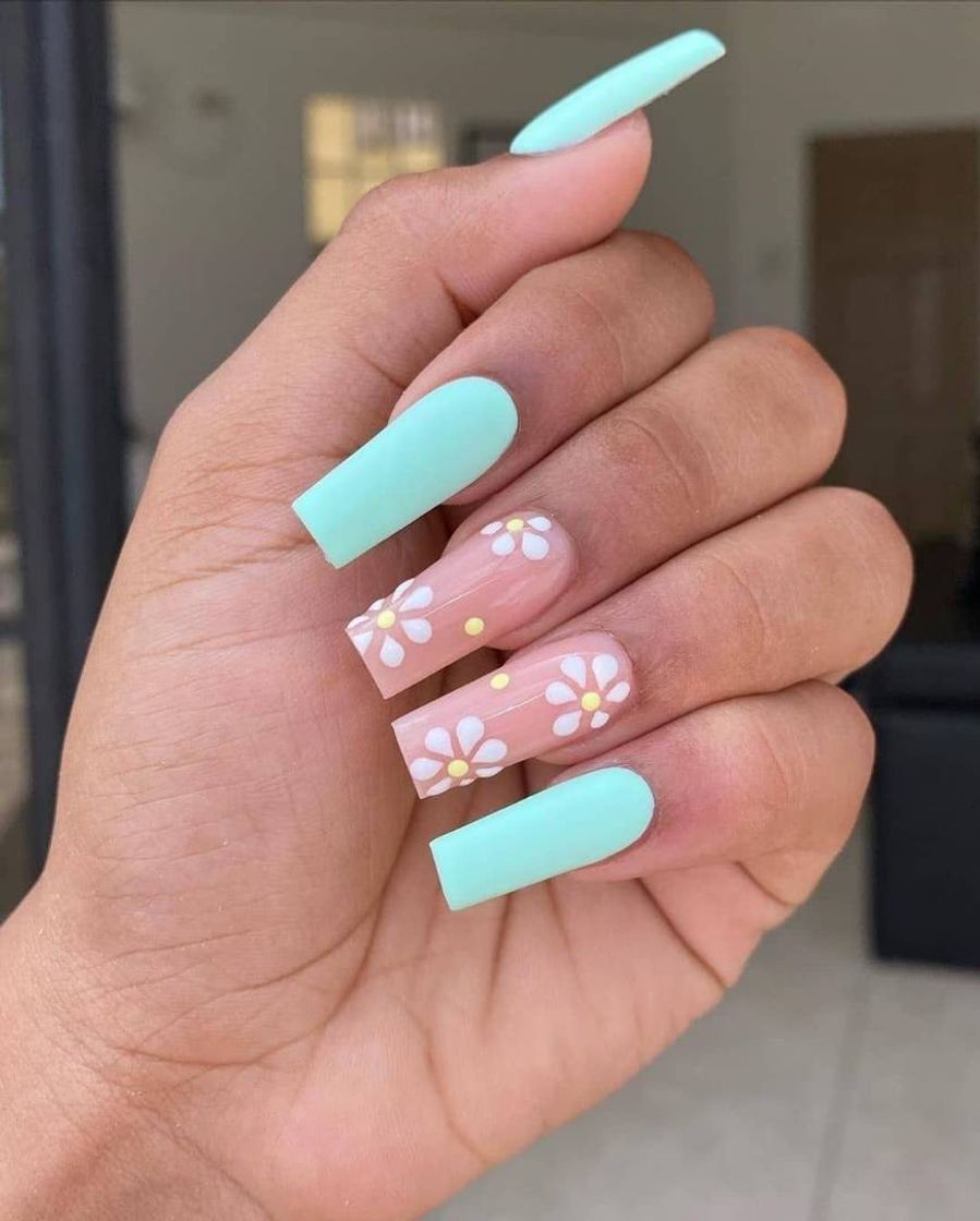 Moda Unhas com flores desenhadas 