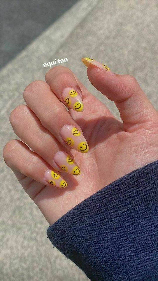 Moda Unhas com smile face 