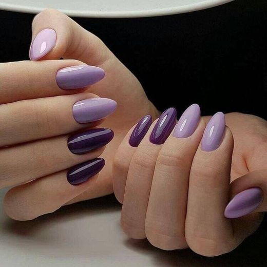 Unhas em tons de roxo