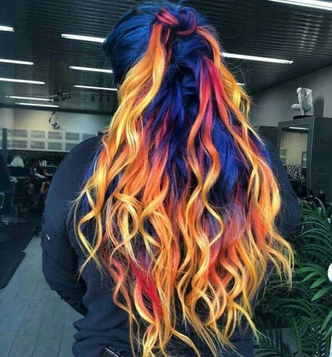 Cabelo colorido com penteado