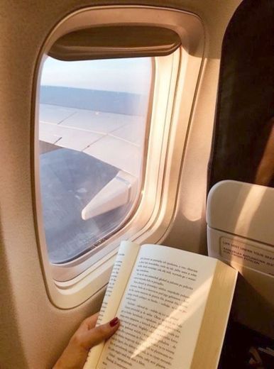 Avião e livro 