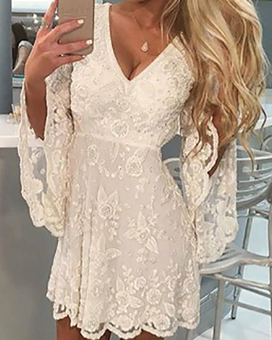 Social Vestido de renda com manga de sino.