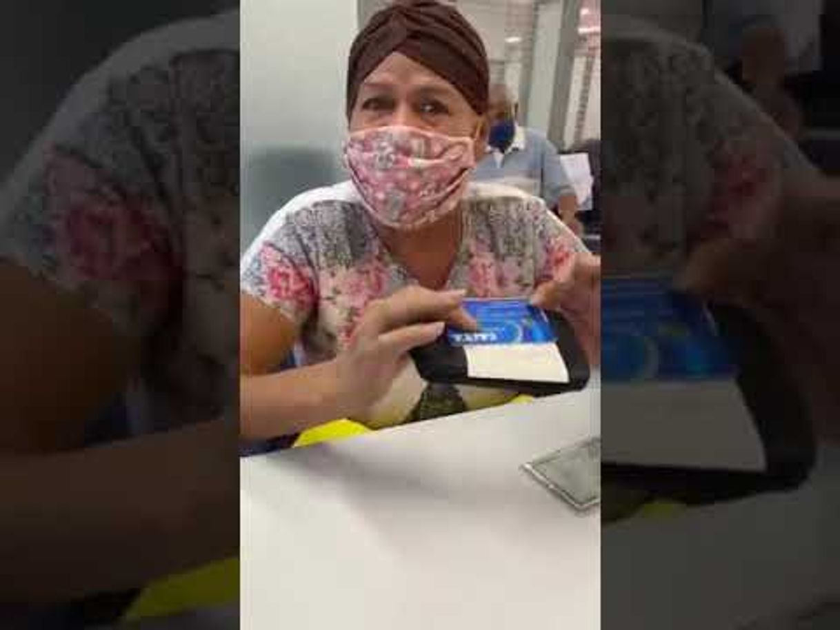 Que atitude nobre dessa senhora! - YouTube