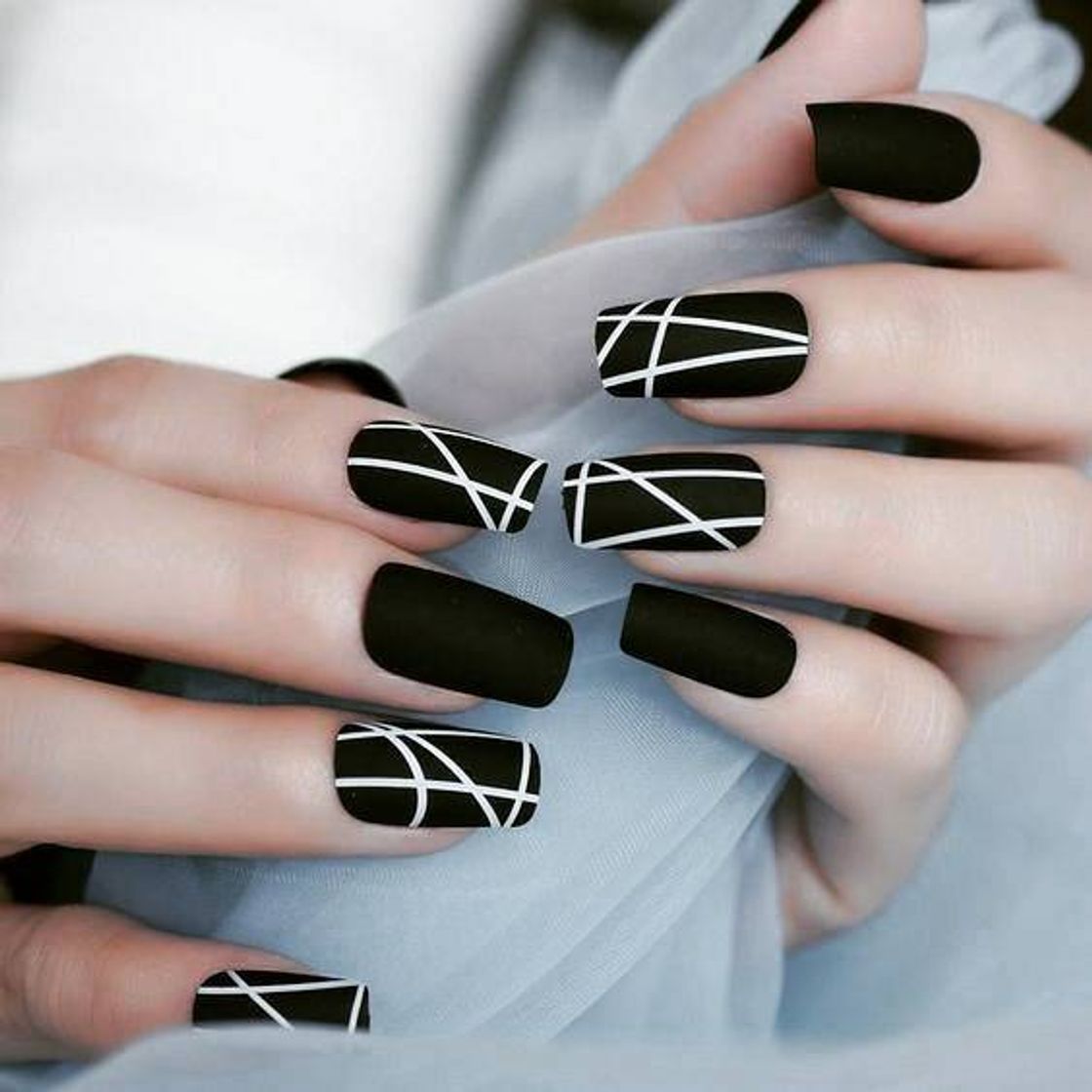 Moda Black n white nails! 