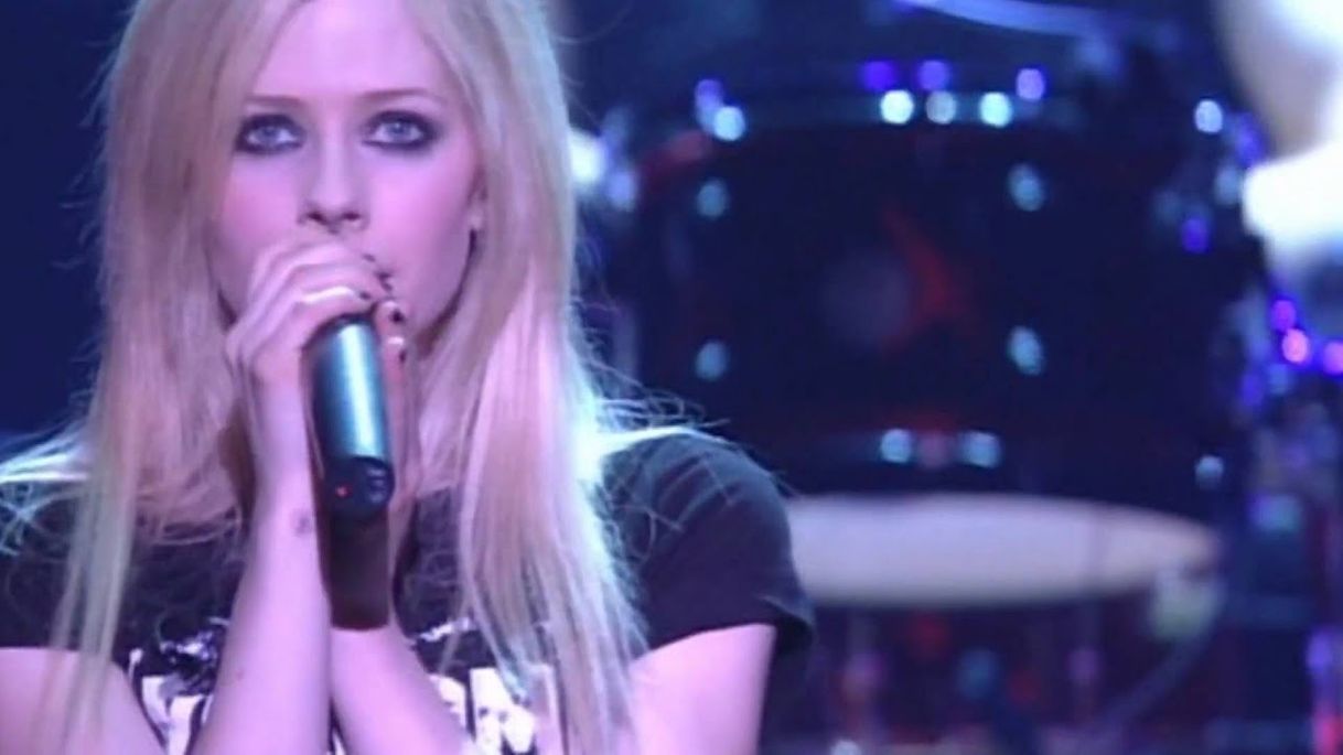 Moda Avril Lavigne - Fall To Pieces (Live - Bonez Tour) 