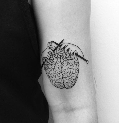 Tatuagem cérebro sendo moldado 