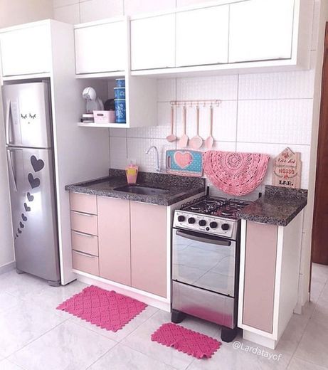 Cozinha rosa compacta