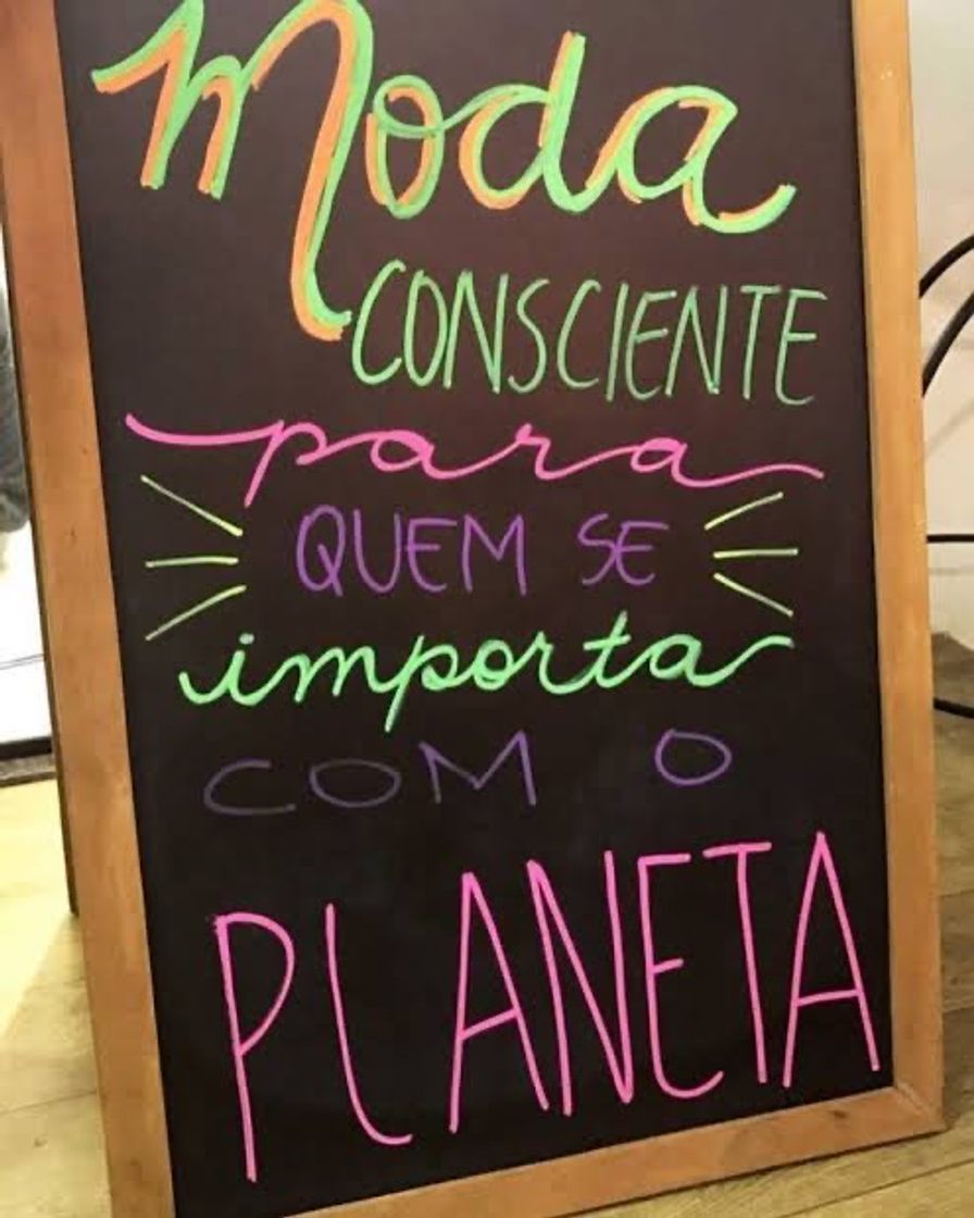Social reutilizar roupas ou comprar em brechós 