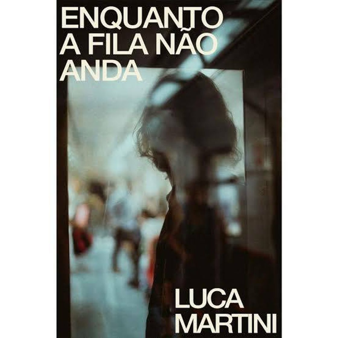 Book Enquanto a Fila não Anda - Luca Martini. 