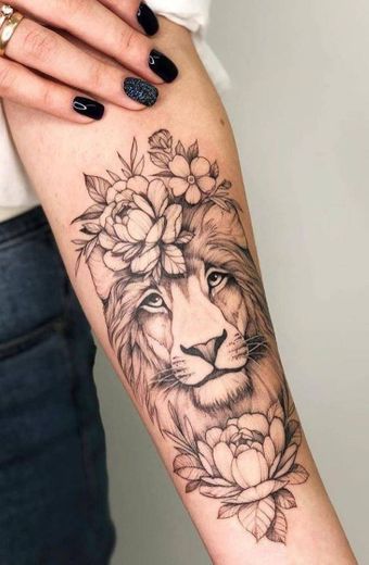 Tatuagem de leão com flores