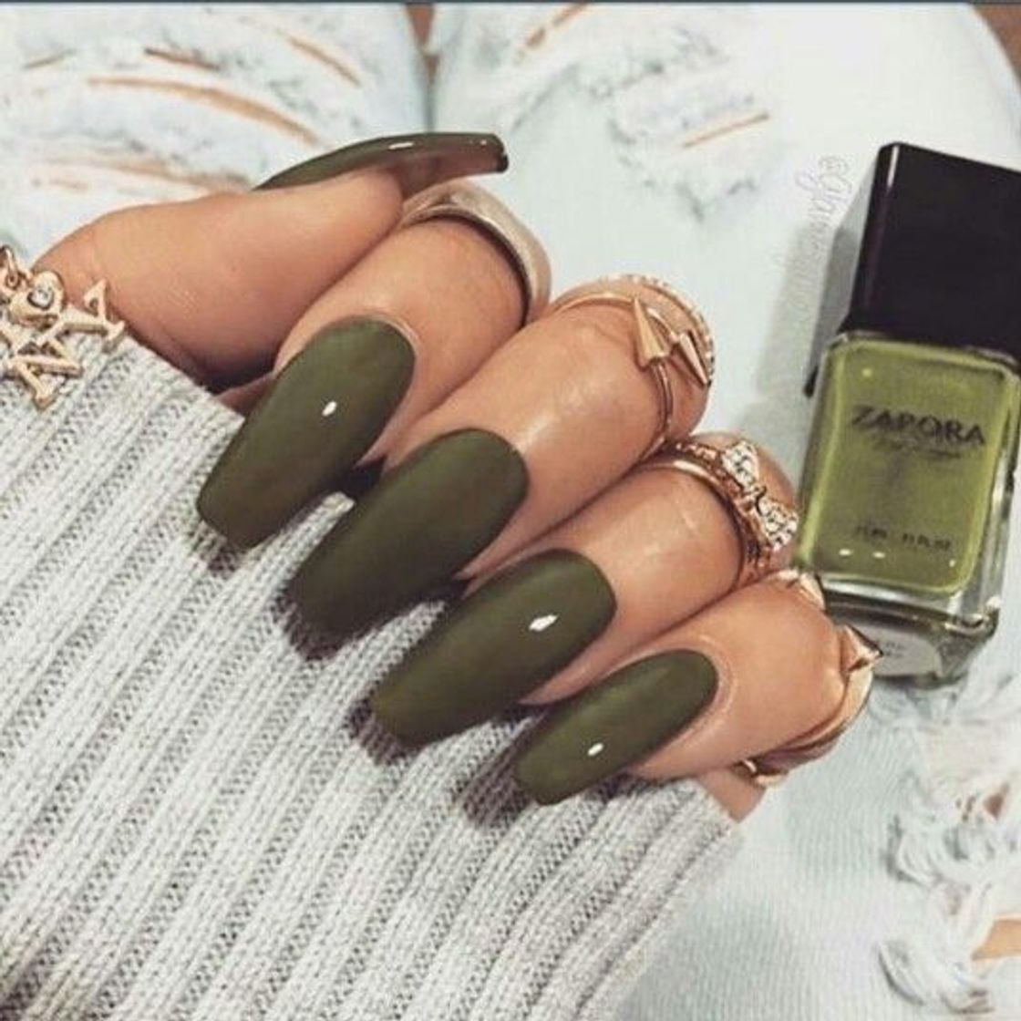 Fashion Unhas grandes com esmalte verde militar