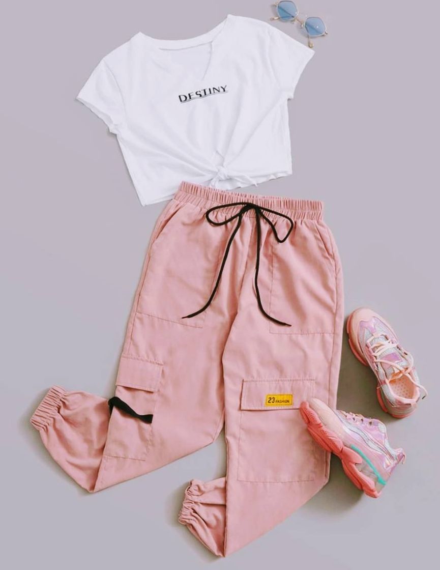 Social Camiseta con nudo y pantalón cargo.