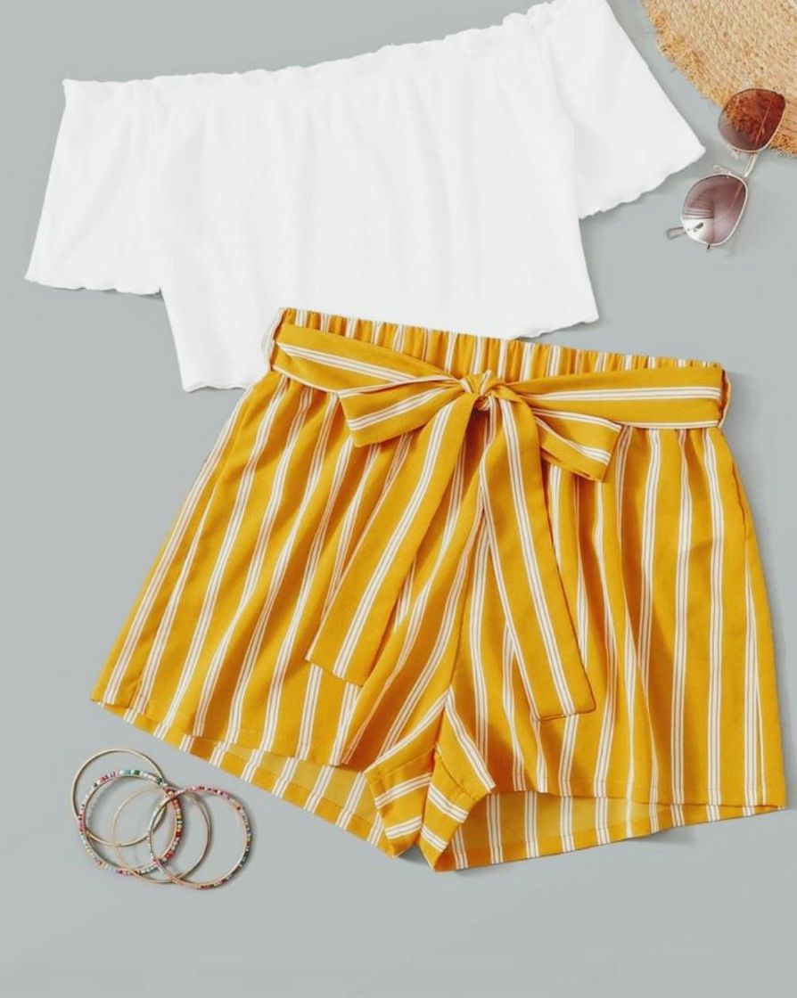 Social Top con shorts y cinturón