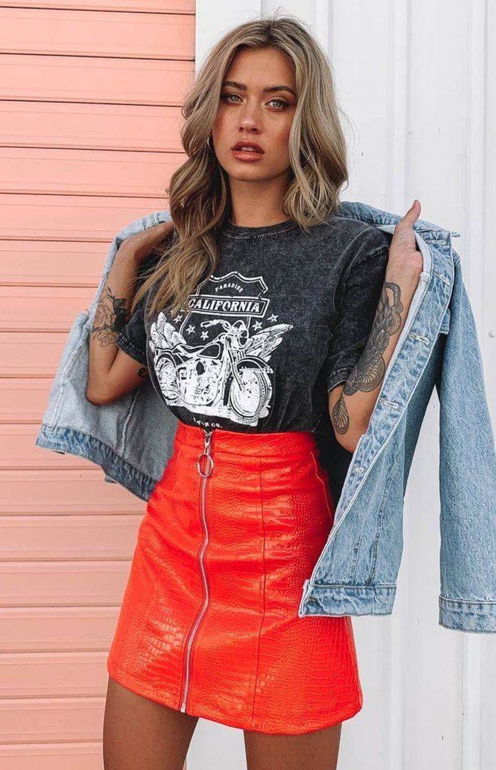 Social Luke With a lovely red highlight  on the skirt❤