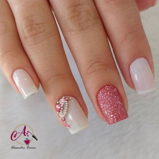 Unhas rosas 