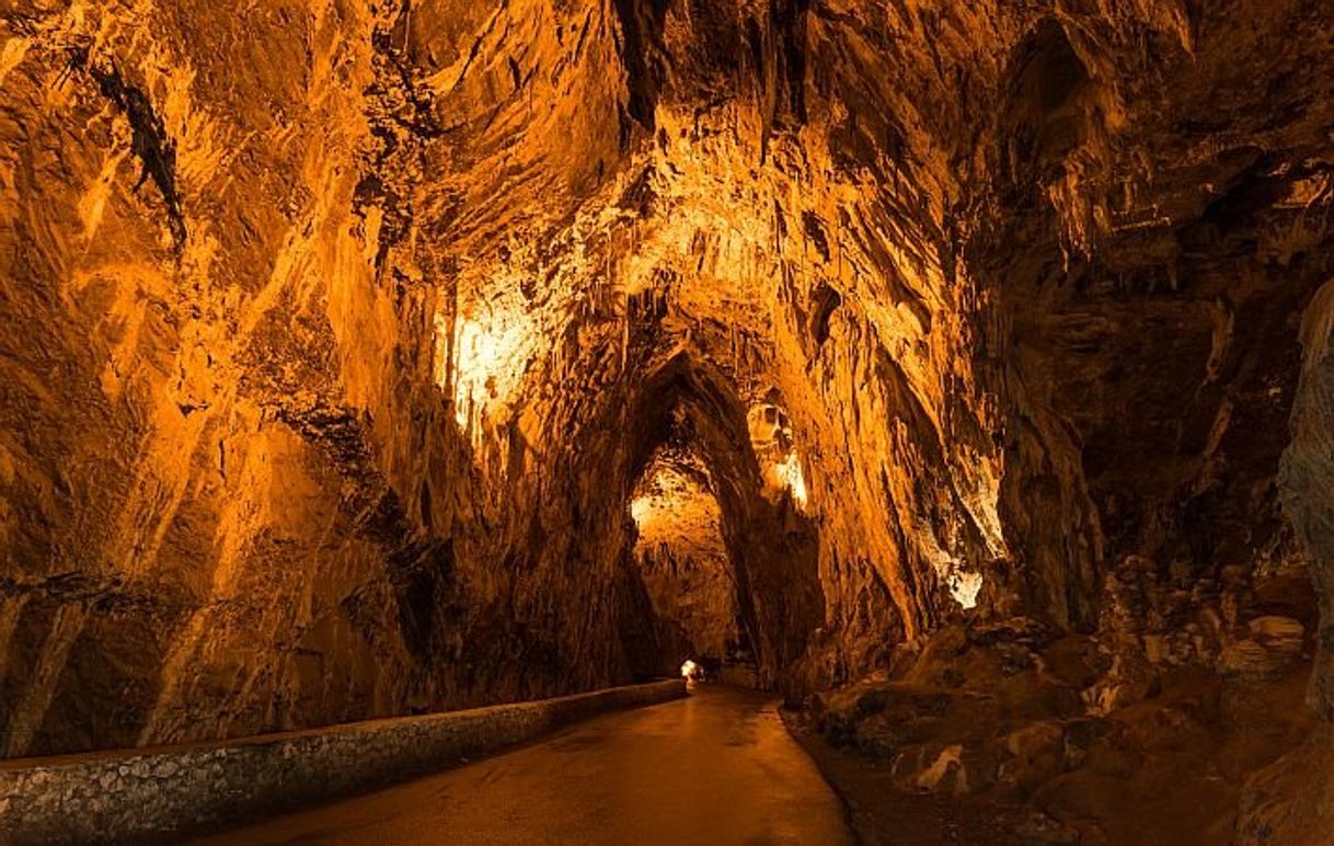 Place La Cuevona de Cuevas del Agua, casa rural, tienda de artesania. Alimentación y recuerdos.