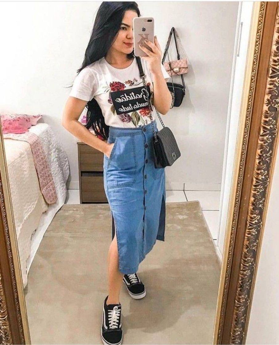 Fashion Look com saia e tênis 