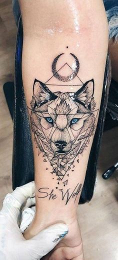 Tatuagem de lobo.