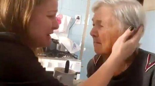 Abuela con Alzheimer reconoce por un instante a su nieta