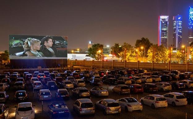 Moda Autocine Madrid RACE | Cine al aire libre en coche en Madrid