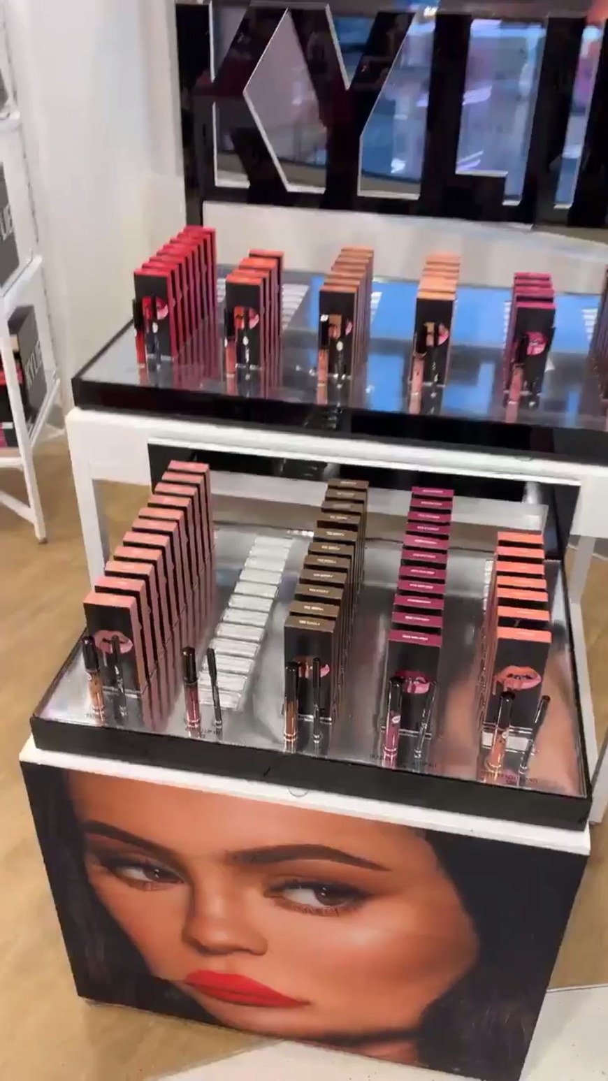 Place Kylie cosmetics