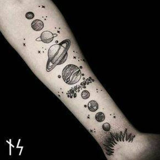 Tatuagem de planetas antebraço