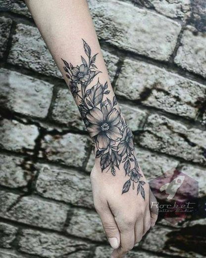 Tatuagem de flores para antebraço