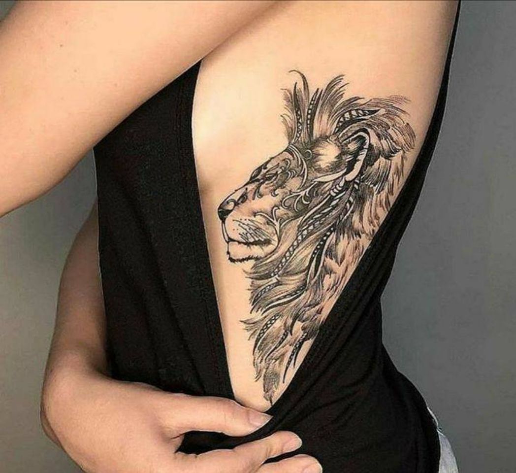 Social Tatuagem feminina de leão para costela