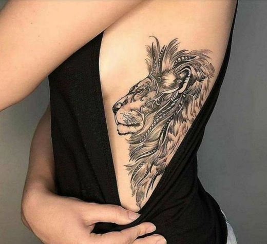 Tatuagem feminina de leão para costela