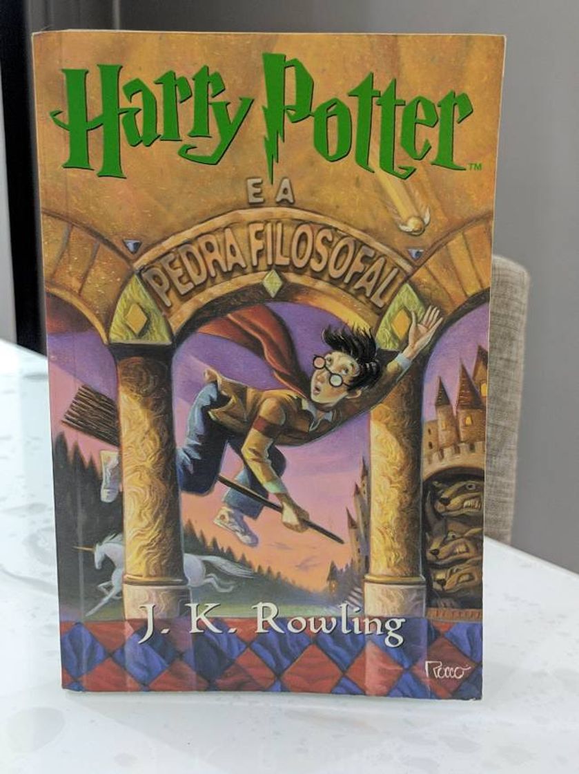 Libros Harry Potter e a Pedra filosofal.