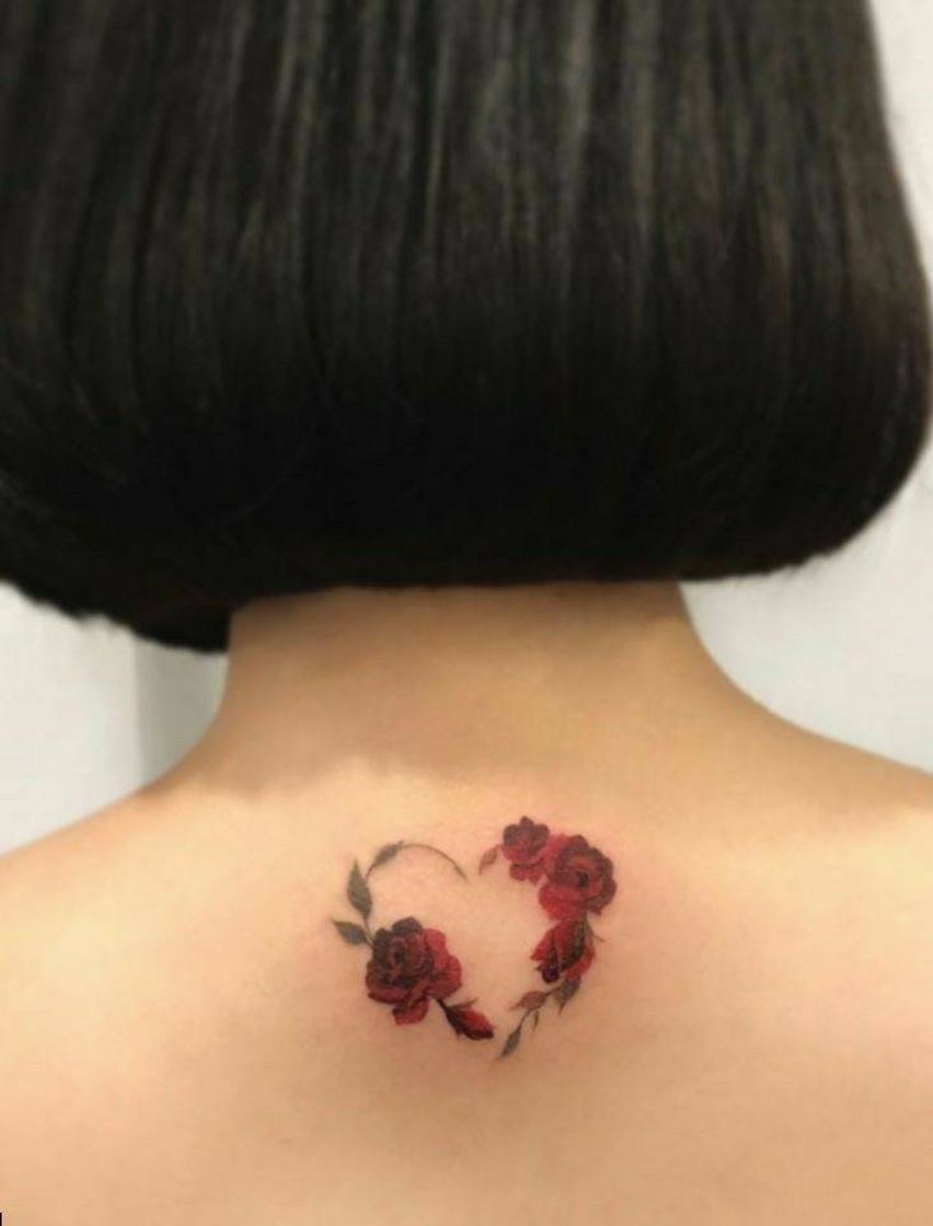 Moda Tattoo nuca coração rosas vermelhas 