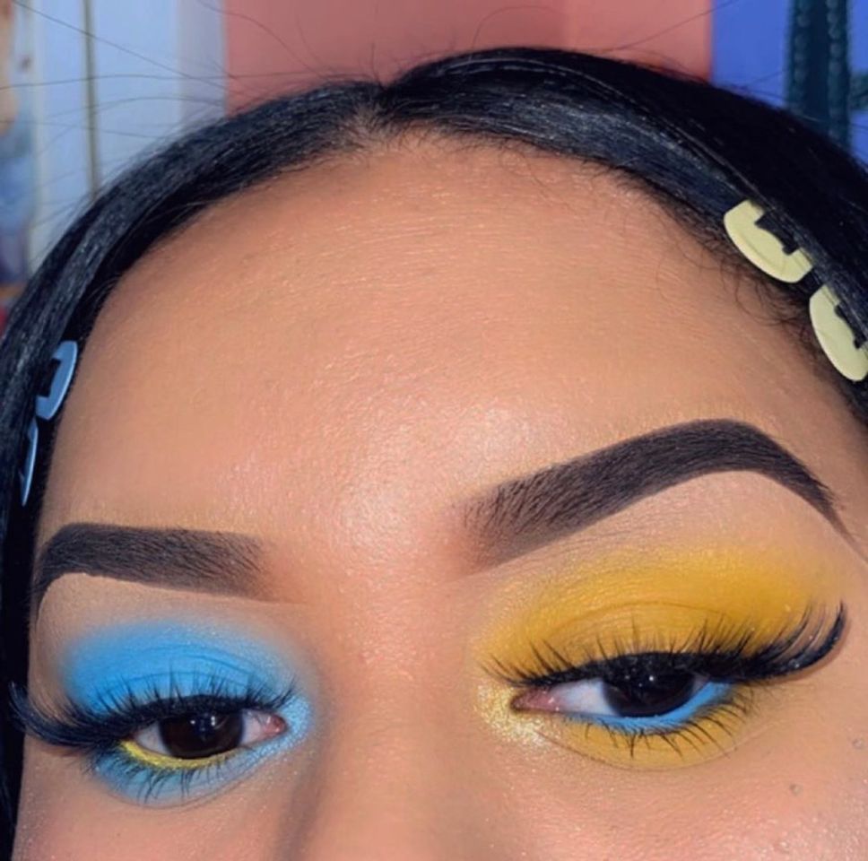 Moda blue and yellow makeup 