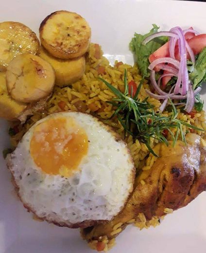 🍳Rico arroz amarillo con pollo frito y sarza criolla😋😍