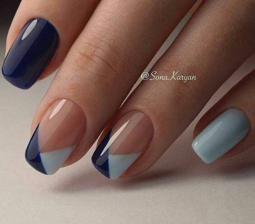 Unha com esmaltação azul