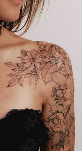Tatuagem floral no braço 